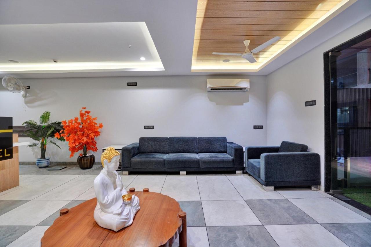 Super Oyo Townhouse 639 Hotel Citadel 2 Surat Exterior photo